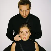 Ouve undefined, vê vídeos de música, lê a biografia, vê as datas da digressão e muito mais!