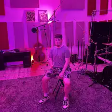 Thomas Kelleyを聴いたり、ミュージックビデオを鑑賞したり、経歴やツアー日程などを確認したりしましょう！