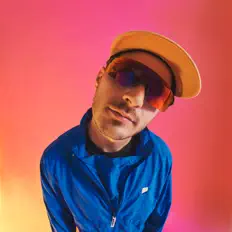 Stevie Nova: песни, клипы, биография, даты выступлений и многое другое.