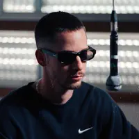 Ascolta undefined, guarda video musicali, leggi la biografia, vedi le date del tour & altro!