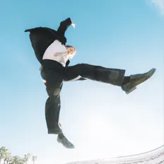 聆聽 Malo’、觀看音樂影片、閱讀小傳、查看巡演日期等！