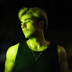 figuroutを聴いたり、ミュージックビデオを鑑賞したり、経歴やツアー日程などを確認したりしましょう！