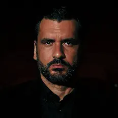 聆聽 Fyi-Delis、觀看音樂影片、閱讀小傳、查看巡演日期等！