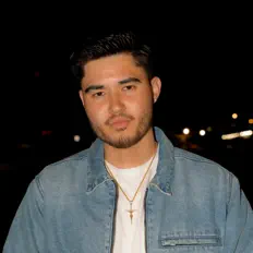 Stractを聴いたり、ミュージックビデオを鑑賞したり、経歴やツアー日程などを確認したりしましょう！