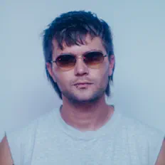 收听 The Romance、观看音乐视频、阅读小传、查看巡演日期等 ！