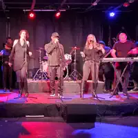 undefined을(를) 듣고, 뮤직 비디오를 보고, 약력을 읽고, 투어 일정 등을 확인하세요!