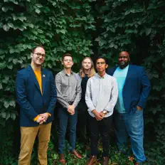 Ouve Iris, vê vídeos de música, lê a biografia, vê as datas da digressão e muito mais!