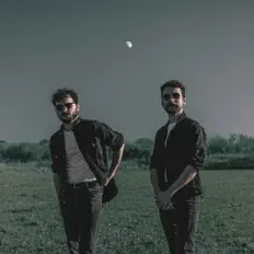 聆聽 DJÉGO、觀看音樂影片、閱讀小傳、查看巡演日期等！