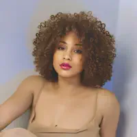 Poslechněte si interpreta undefined, sledujte hudební videa, přečtěte si životopis, podívejte se na data turné a další informace.