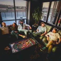 Poslechněte si interpreta Houseplant, sledujte hudební videa, přečtěte si životopis, podívejte se na data turné a další informace.