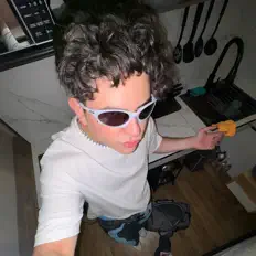 mattを聴いたり、ミュージックビデオを鑑賞したり、経歴やツアー日程などを確認したりしましょう！
