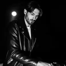 聆聽 Clark Saviors、觀看音樂影片、閱讀小傳、查看巡演日期等！