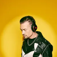 undefined dinle, müzik videolarını izle, biyografisini oku, tur tarihlerini ve daha fazlasını gör!