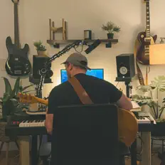 聆聽 Alex Radice、觀看音樂影片、閱讀小傳、查看巡演日期等！