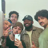 undefined dinle, müzik videolarını izle, biyografisini oku, tur tarihlerini ve daha fazlasını gör!