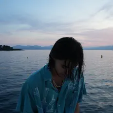 Vid ivicy dinle, müzik videolarını izle, biyografisini oku, tur tarihlerini ve daha fazlasını gör!