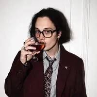 Escucha a undefined, mira videos musicales, lee su biografía, consulta las fechas de las gira y más.