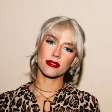 收听 Briana Dinsdale、观看音乐视频、阅读小传、查看巡演日期等 ！