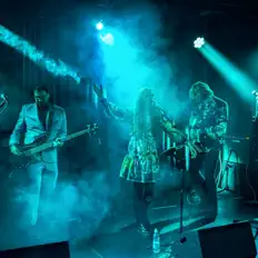 Luister naar Cinema Vende, bekijk muziekvideo's, lees de bio, bekijk de tourdata, en meer!