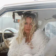 Ouça Pearl, assista a videoclipes, leia a biografia, veja as datas das turnês e mais!