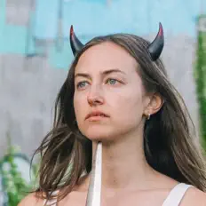 Ascolta Camille Schmidt, guarda video musicali, leggi la biografia, vedi le date del tour & altro!