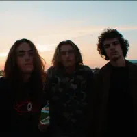 Écoutez undefined, regardez des vidéoclips, lisez la biographie, consultez les dates de tournée et plus encore !