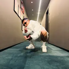 收听 T.O.N.A、观看音乐视频、阅读小传、查看巡演日期等 ！