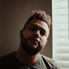 Poslechněte si interpreta Juan Franco, sledujte hudební videa, přečtěte si životopis, podívejte se na data turné a další informace.