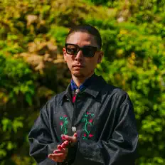 Young Tomを聴いたり、ミュージックビデオを鑑賞したり、経歴やツアー日程などを確認したりしましょう！