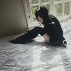 Ella Woolsey सुनें, म्यूज़िक वीडियो देखें, बायो पढ़ें, दौरे की तारीखें और बहुत कुछ देखें!