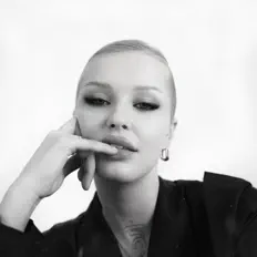 Blanch dinle, müzik videolarını izle, biyografisini oku, tur tarihlerini ve daha fazlasını gör!