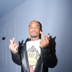 聆聽 Douglas!、觀看音樂影片、閱讀小傳、查看巡演日期等！