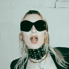 聆聽 Boy Deluxe、觀看音樂影片、閱讀小傳、查看巡演日期等！