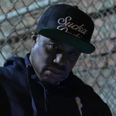 Fastを聴いたり、ミュージックビデオを鑑賞したり、経歴やツアー日程などを確認したりしましょう！