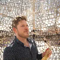 聆聽 undefined、觀看音樂影片、閱讀小傳、查看巡演日期等！