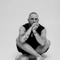 undefined을(를) 듣고, 뮤직 비디오를 보고, 약력을 읽고, 투어 일정 등을 확인하세요!