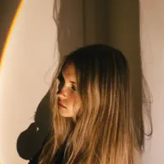 Poslechněte si interpreta Addison Workman, sledujte hudební videa, přečtěte si životopis, podívejte se na data turné a další informace.