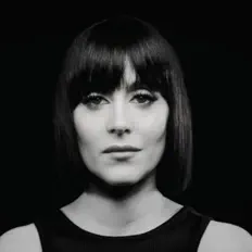 Hör dir Rosmy an, schau dir Musikvideos an, lies die Biografie, finde Tourdaten und mehr!