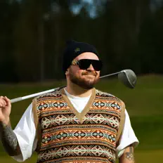 Ouça Satoshi, assista a videoclipes, leia a biografia, veja as datas das turnês e mais!