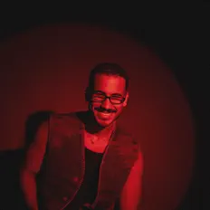 聆聽 sufis、觀看音樂影片、閱讀小傳、查看巡演日期等！