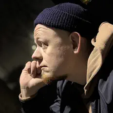 Poslechněte si interpreta Lagi, sledujte hudební videa, přečtěte si životopis, podívejte se na data turné a další informace.