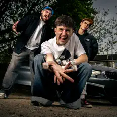 $ebbukuを聴いたり、ミュージックビデオを鑑賞したり、経歴やツアー日程などを確認したりしましょう！