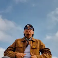 undefined dinle, müzik videolarını izle, biyografisini oku, tur tarihlerini ve daha fazlasını gör!
