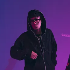 聆聽 VLEXIS、觀看音樂影片、閱讀小傳、查看巡演日期等！