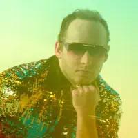 Écoutez undefined, regardez des vidéoclips, lisez la biographie, consultez les dates de tournée et plus encore !