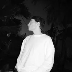 sincerely Lue.을(를) 듣고, 뮤직 비디오를 보고, 약력을 읽고, 투어 일정 등을 확인하세요!