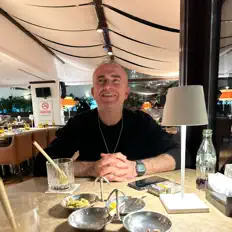 Poslechněte si interpreta SENHER, sledujte hudební videa, přečtěte si životopis, podívejte se na data turné a další informace.