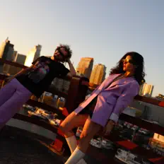 聆聽 SORRYNOTSORRY、觀看音樂影片、閱讀小傳、查看巡演日期等！