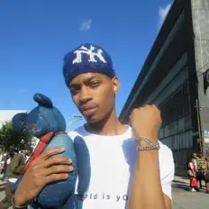 Poslechněte si interpreta Jaron, sledujte hudební videa, přečtěte si životopis, podívejte se na data turné a další informace.