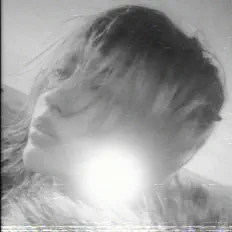 聆聽 Deactivated、觀看音樂影片、閱讀小傳、查看巡演日期等！